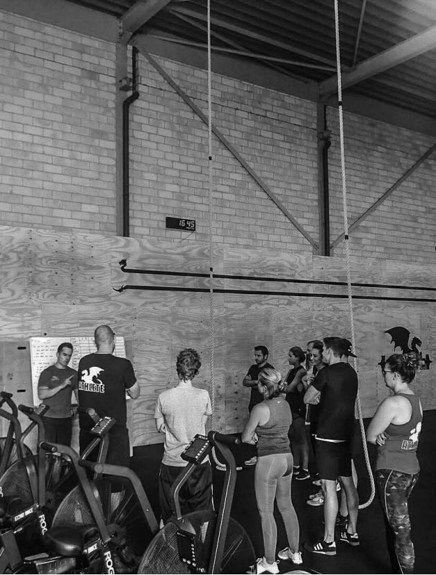 Groep mensen die luisteren naar sportinstructies