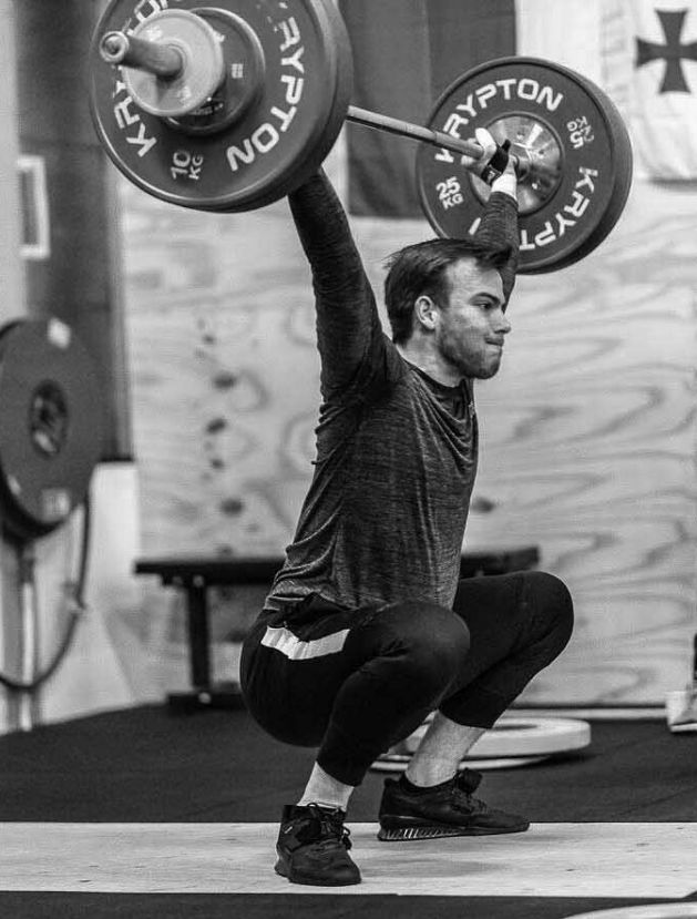 Man die een CrossFit oefening uitvoert